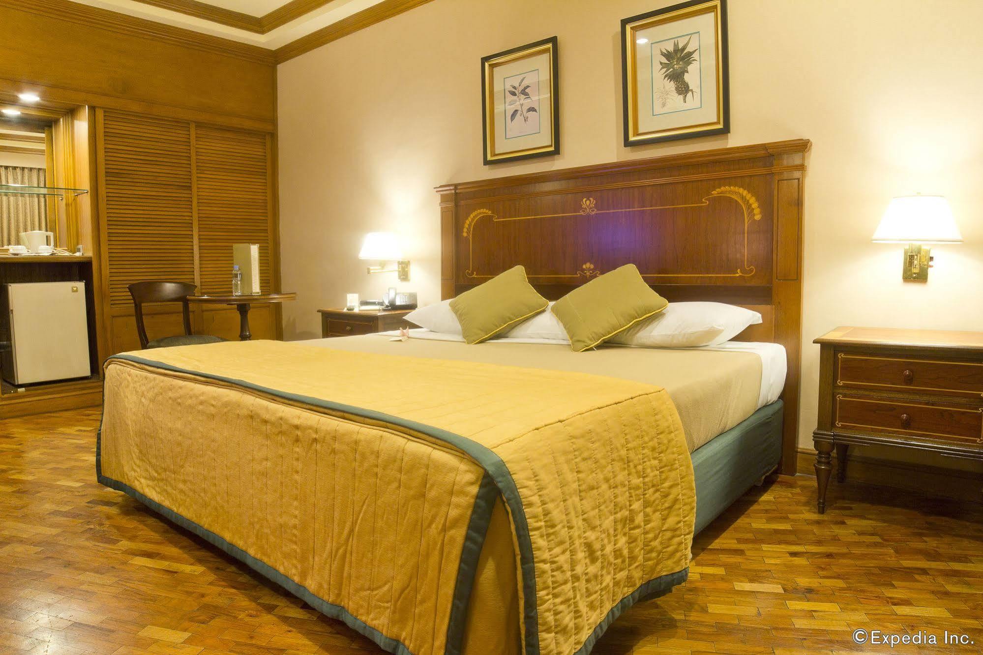 Herald Suites Makati City Exterior foto