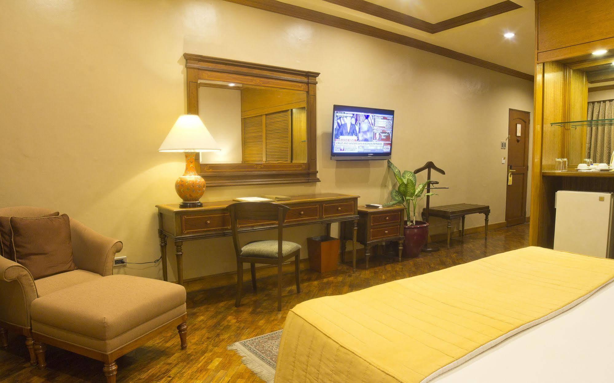 Herald Suites Makati City Exterior foto