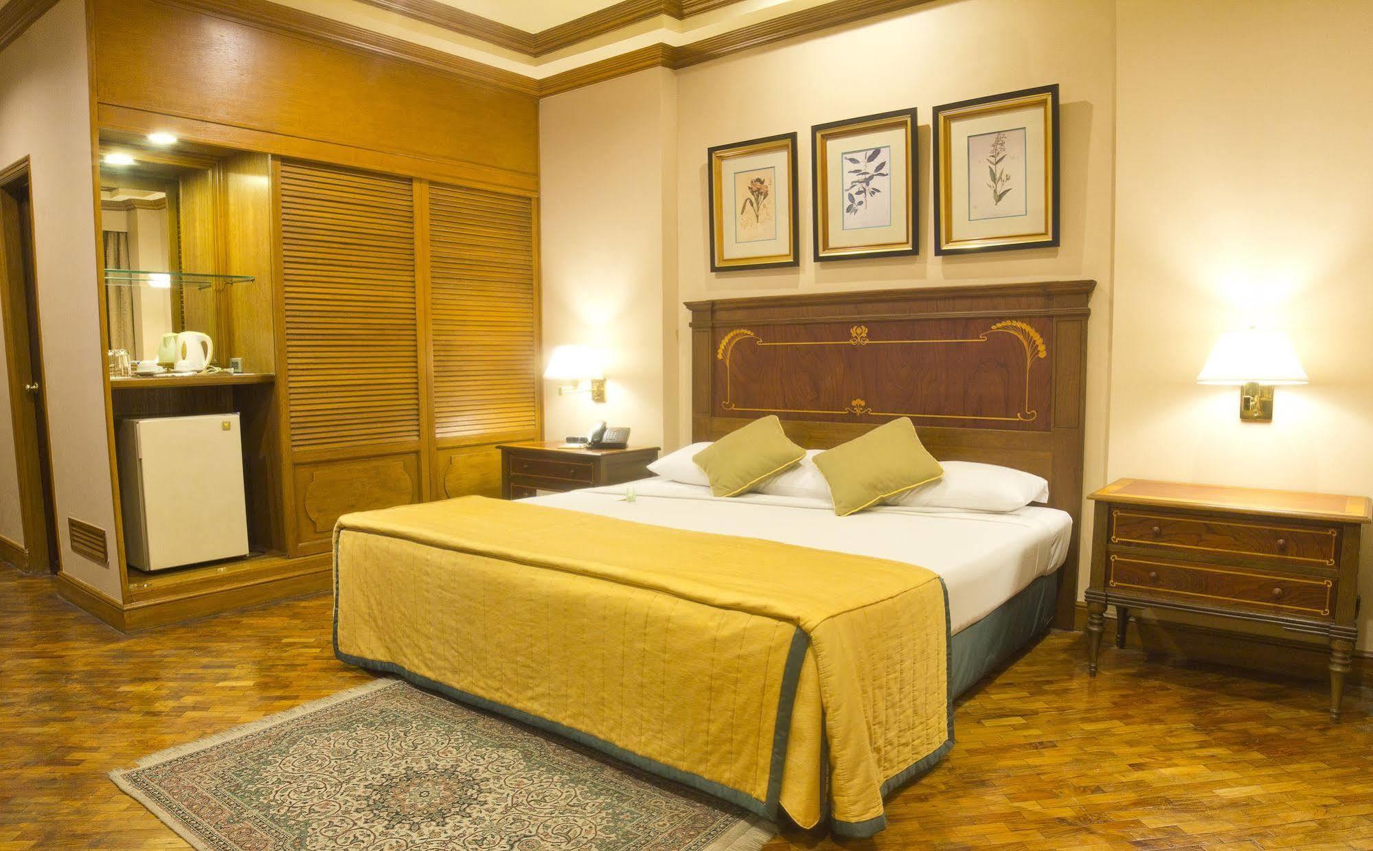 Herald Suites Makati City Exterior foto