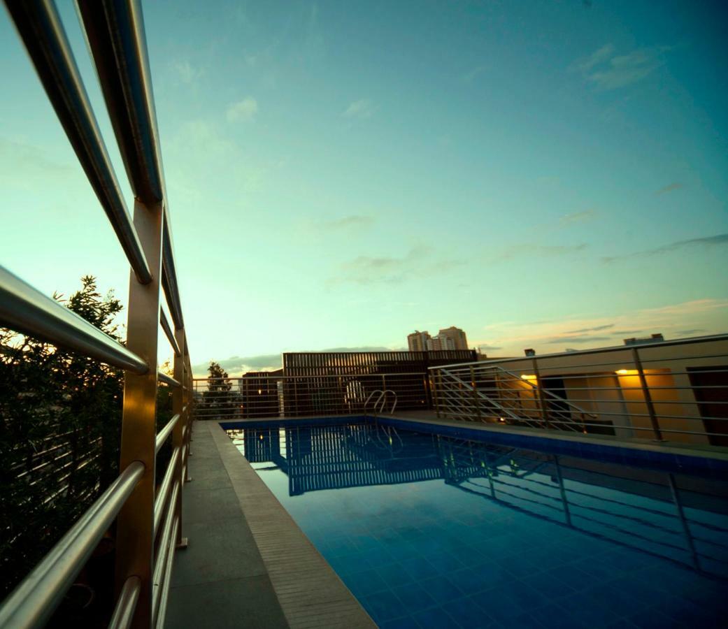 Herald Suites Makati City Exterior foto